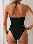 Maiô Monokíni Sexy com Decote Halter e Detalhe Vazado em Metal Maiô Monokíni Sexy com Decote Halter e Detalhe Vazado em Metal Maritima Moda Praia 